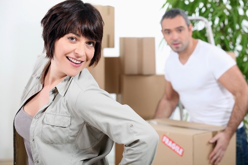 Safe manual handling of boxes inside a storage unit
